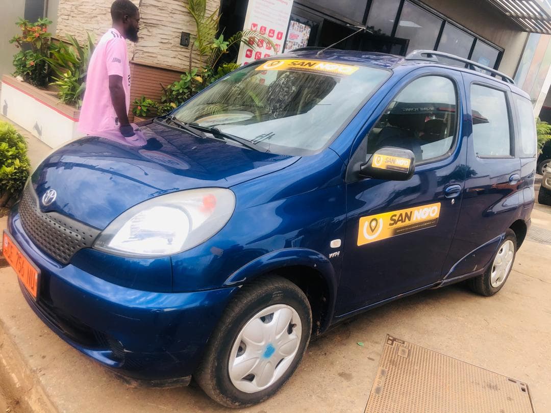 Véhicule VTC SAN NO'O bleu