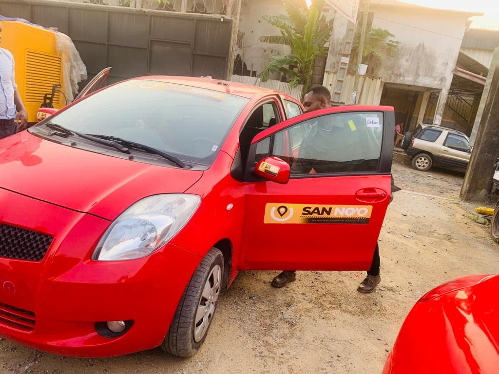 Véhicule VTC SAN NO'O en service à Douala